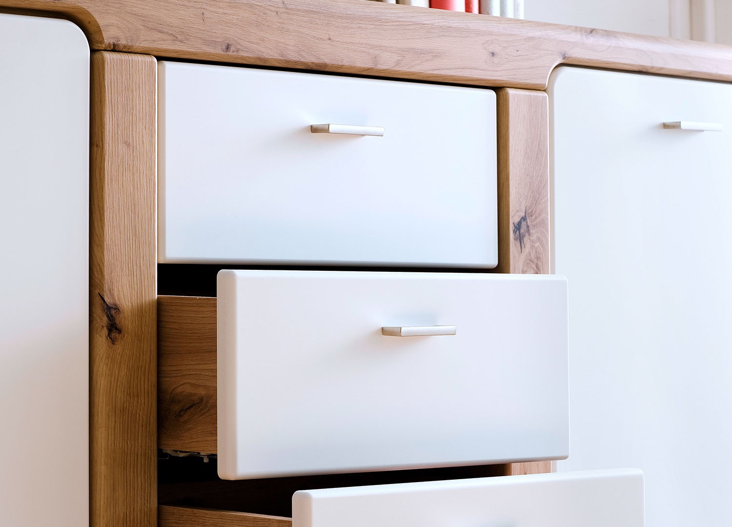 Buffet moderne 4 tiroirs et 2 portes blanc et décor chêne