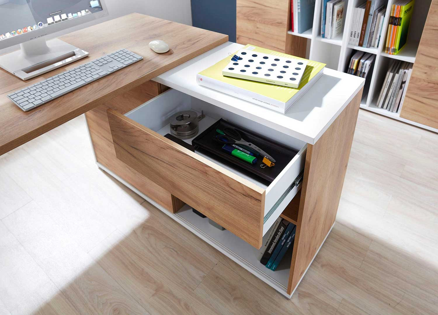Bureau d'angle avec rangements et tiroir intégrés