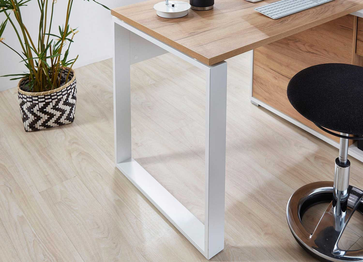 Bureau d'angle avec rangements et tiroir intégrés
