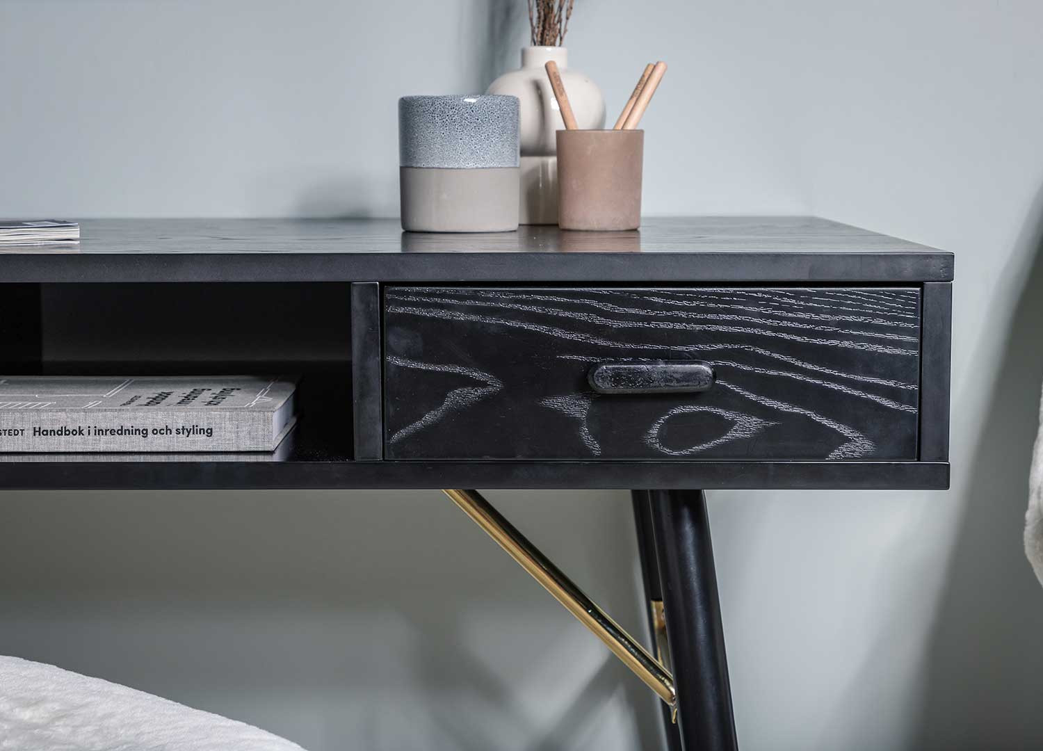 Bureau noir et acier doré 1 tiroir et 2 niches