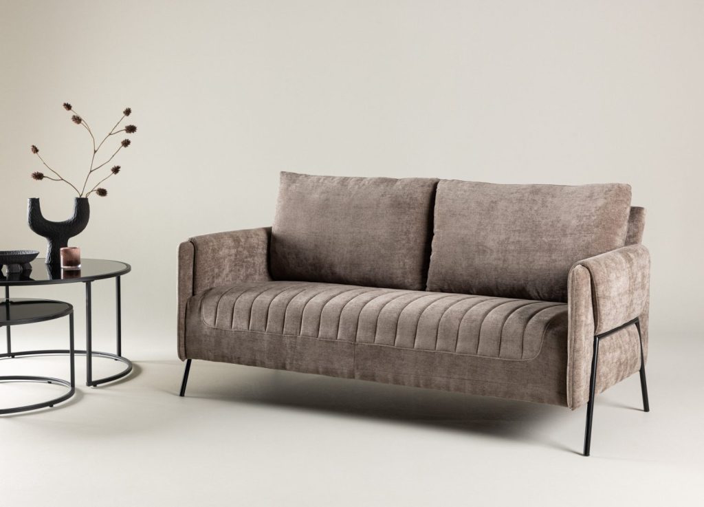 Canapé 2 places Indigo tissu beige 165 cm mis en scène dans un salon