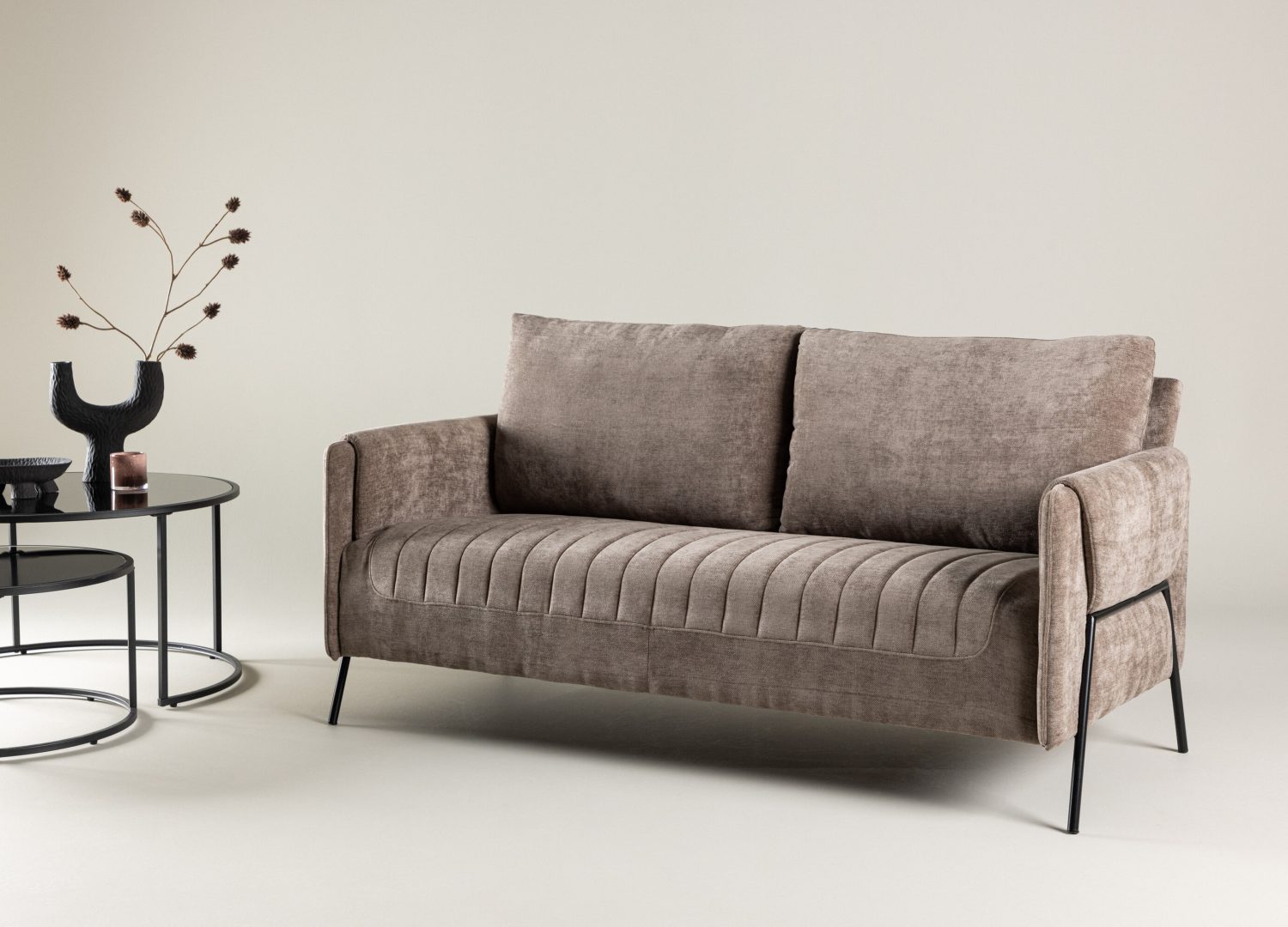 Canapé 2 places Indigo tissu beige 165 cm mis en scène dans un salon
