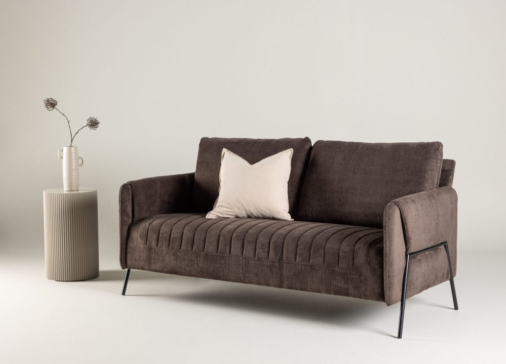 Canapé 2 places Indigo tissu marron 165 cm mis en scène dans un salon
