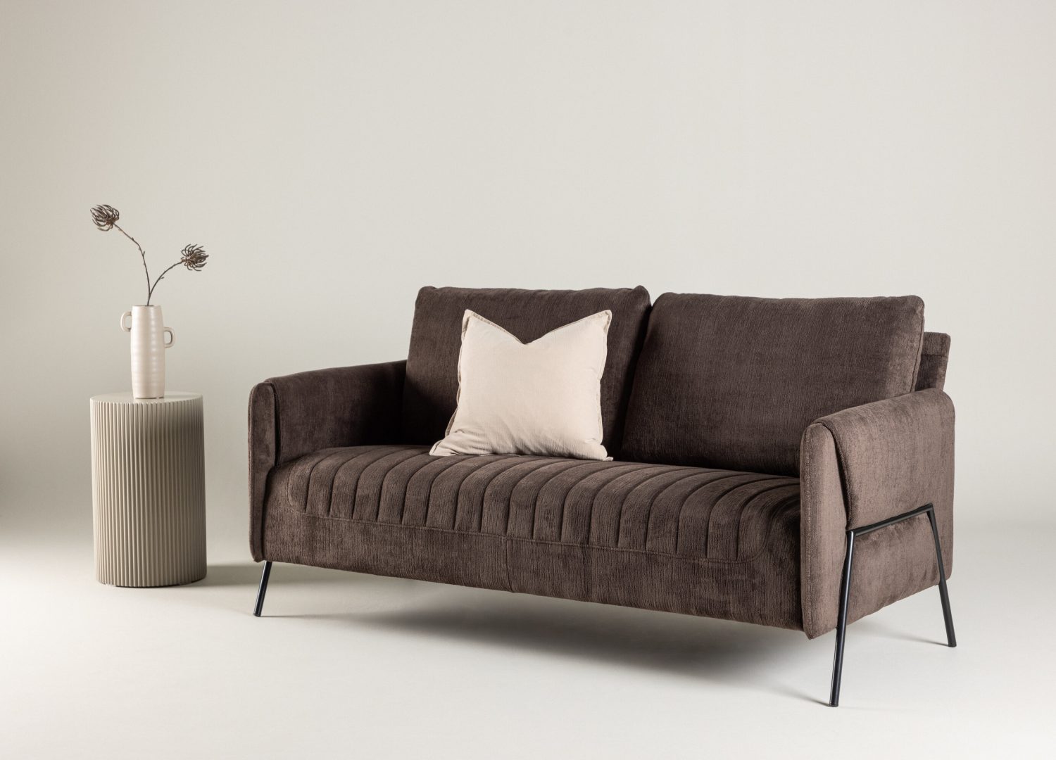Canapé 2 places Indigo tissu marron 165 cm mis en scène dans un salon