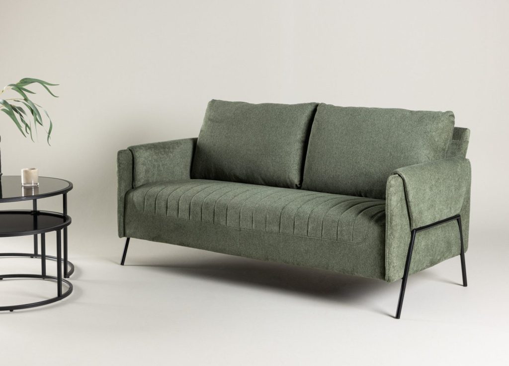 Canapé 2 places Indigo tissu vert 165 cm mis en scène dans un salon