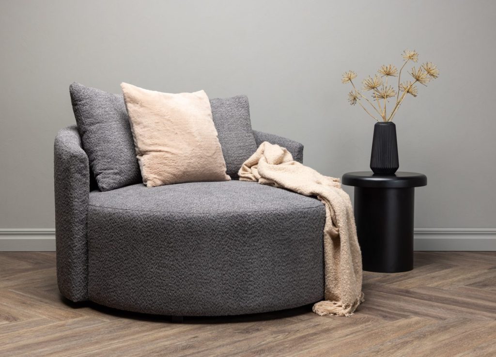 Canapé 2 places Kelso tissu gris Ø 120 cm mis en scène dans un salon
