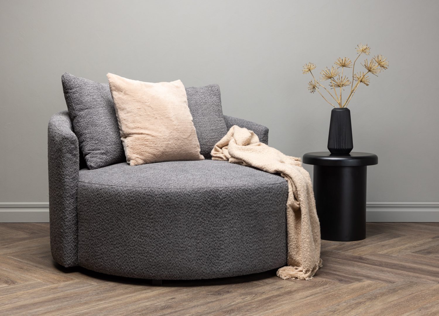 Canapé 2 places Kelso tissu gris Ø 120 cm mis en scène dans un salon