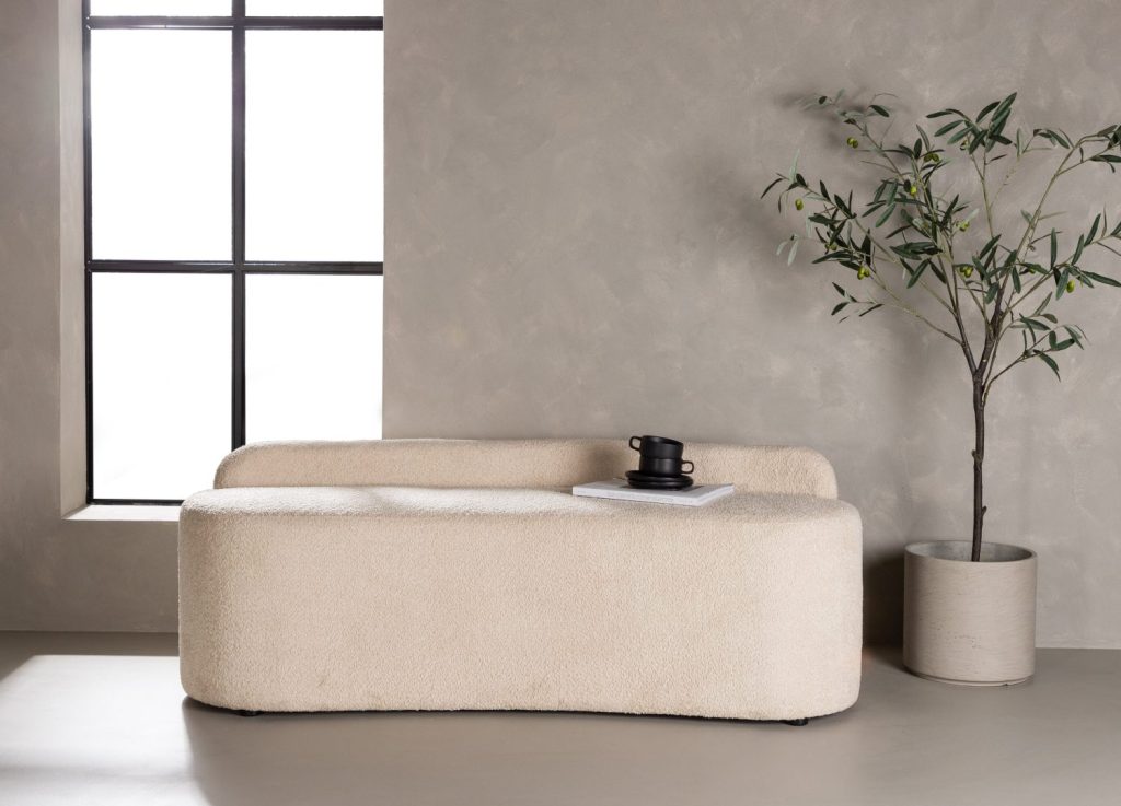 Canapé 2 places Pocatello tissu bouclette blanc 160 cm mis en scène dans un salon
