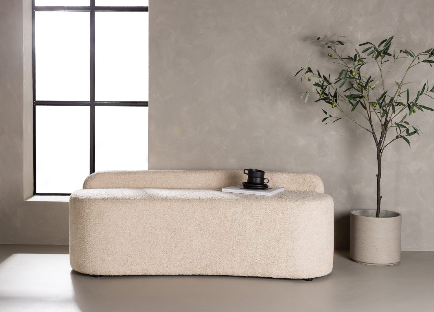 Canapé 2 places Pocatello tissu bouclette blanc 160 cm mis en scène dans un salon