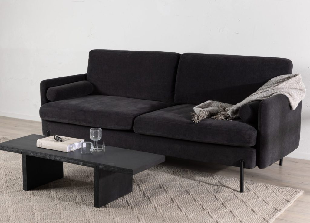 Canapé 3 places Antibes tissu gris foncé 210 cm mis en scène dans un salon