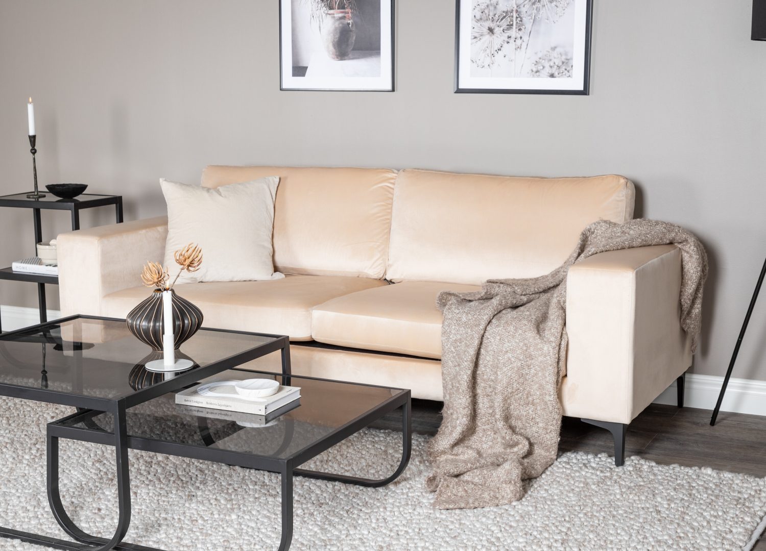 Canapé 3 places Bolero velours beige 215 cm présenté dans une ambiance de salon