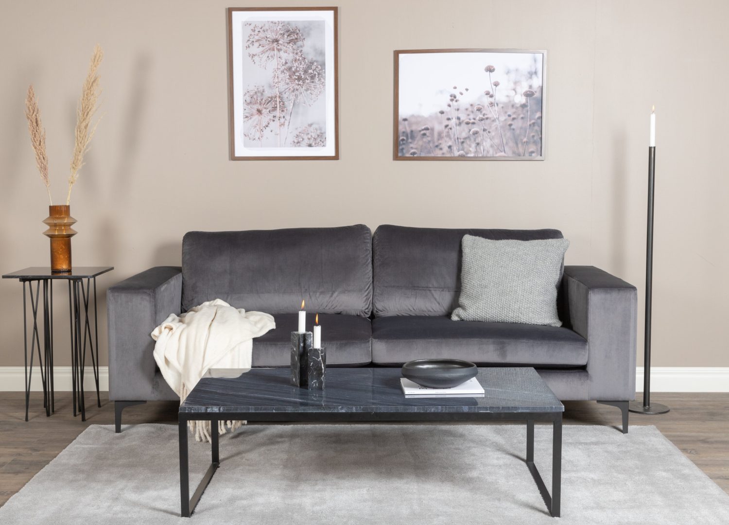 Canapé 3 places Bolero velours gris 215 cm mis en scène dans un salon