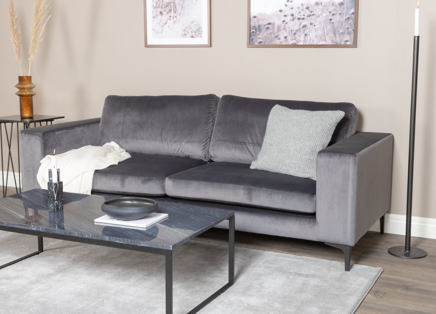 Canapé 3 places Bolero velours gris 215 cm présenté dans une ambiance de salon