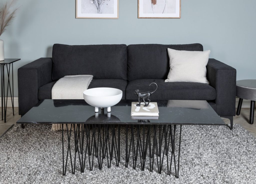 Canapé 3 places Bolero tissu noir 215 cm mis en scène dans un salon
