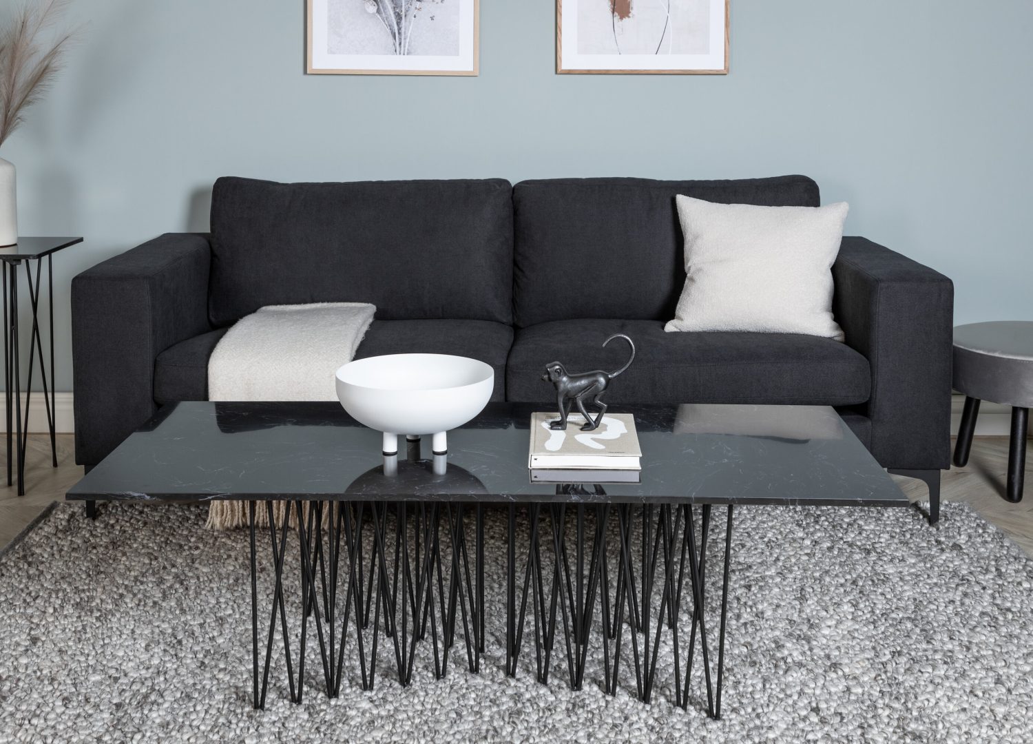 Canapé 3 places Bolero tissu noir 215 cm mis en scène dans un salon
