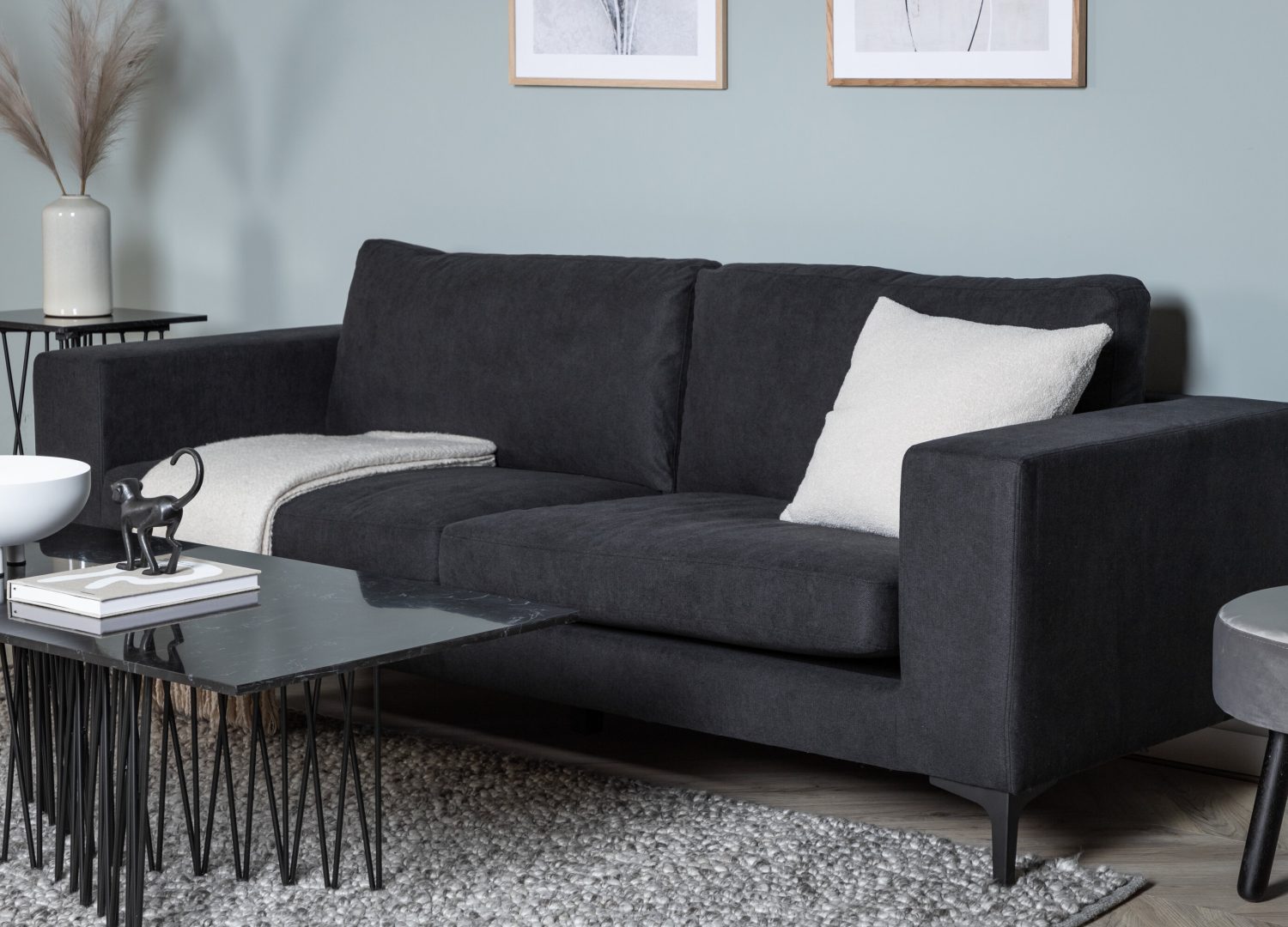 Canapé 3 places Bolero tissu noir 215 cm présenté dans une ambiance de salon