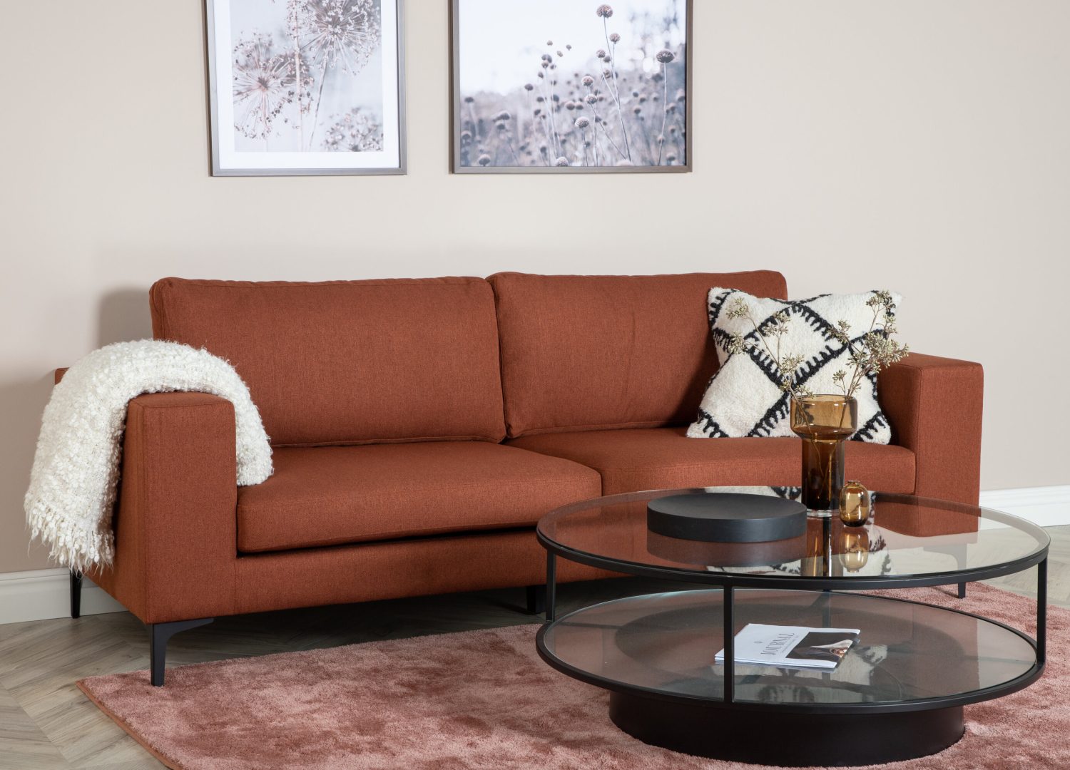 Canapé 3 places Bolero tissu rouge 215 cm présenté dans une ambiance de salon