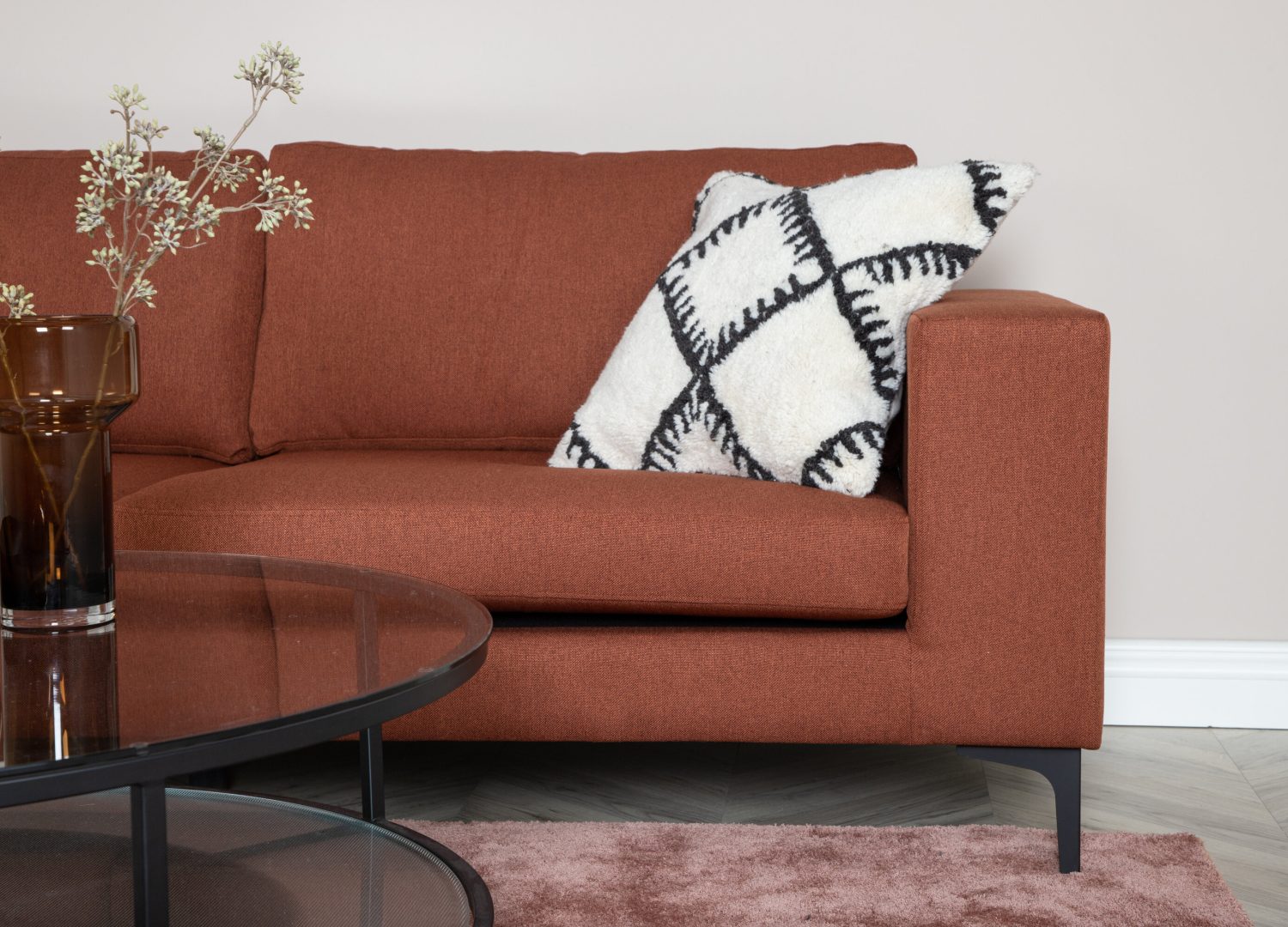 Canapé 3 places Bolero tissu rouge 215 cm présenté dans une ambiance de salon