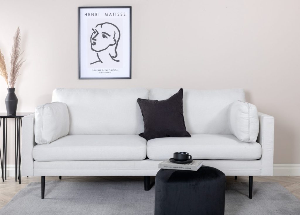 Canapé 3 places Boom tissu beige clair 203 cm mis en scène dans un salon