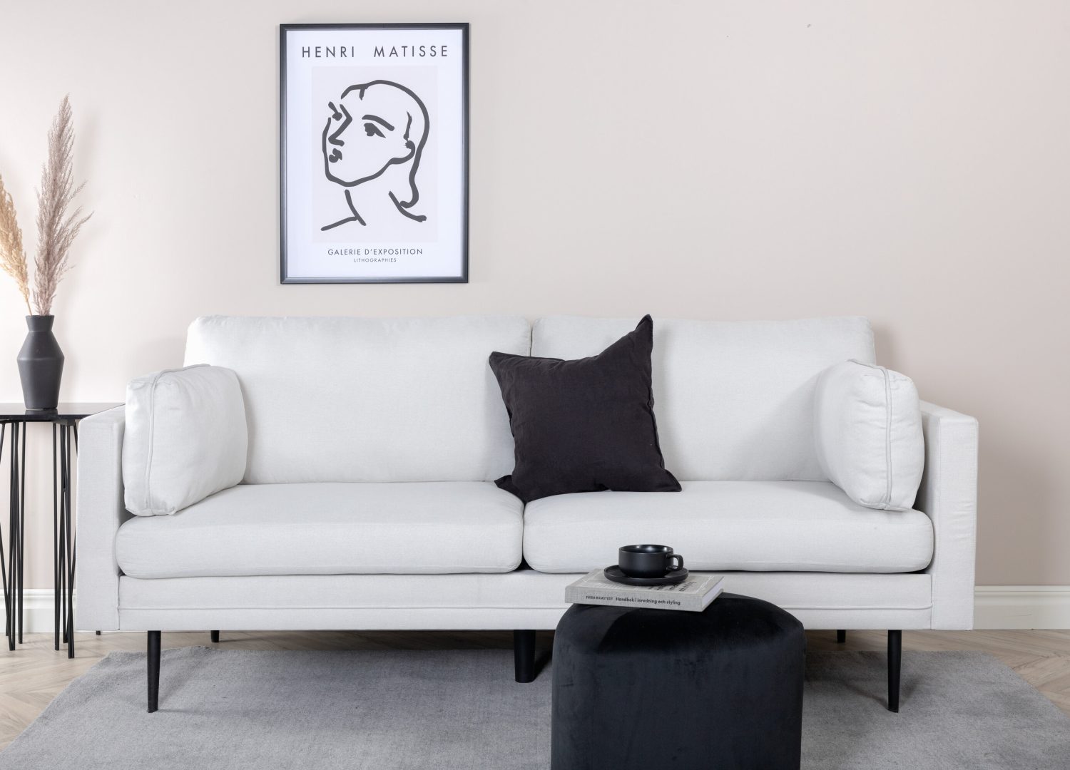 Canapé 3 places Boom tissu beige clair 203 cm mis en scène dans un salon