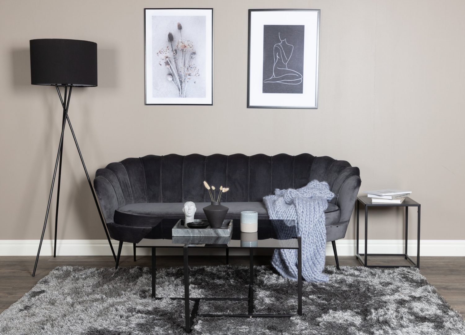 Canapé 3 places Calais velours gris foncé 180 cm mis en scène dans un salon