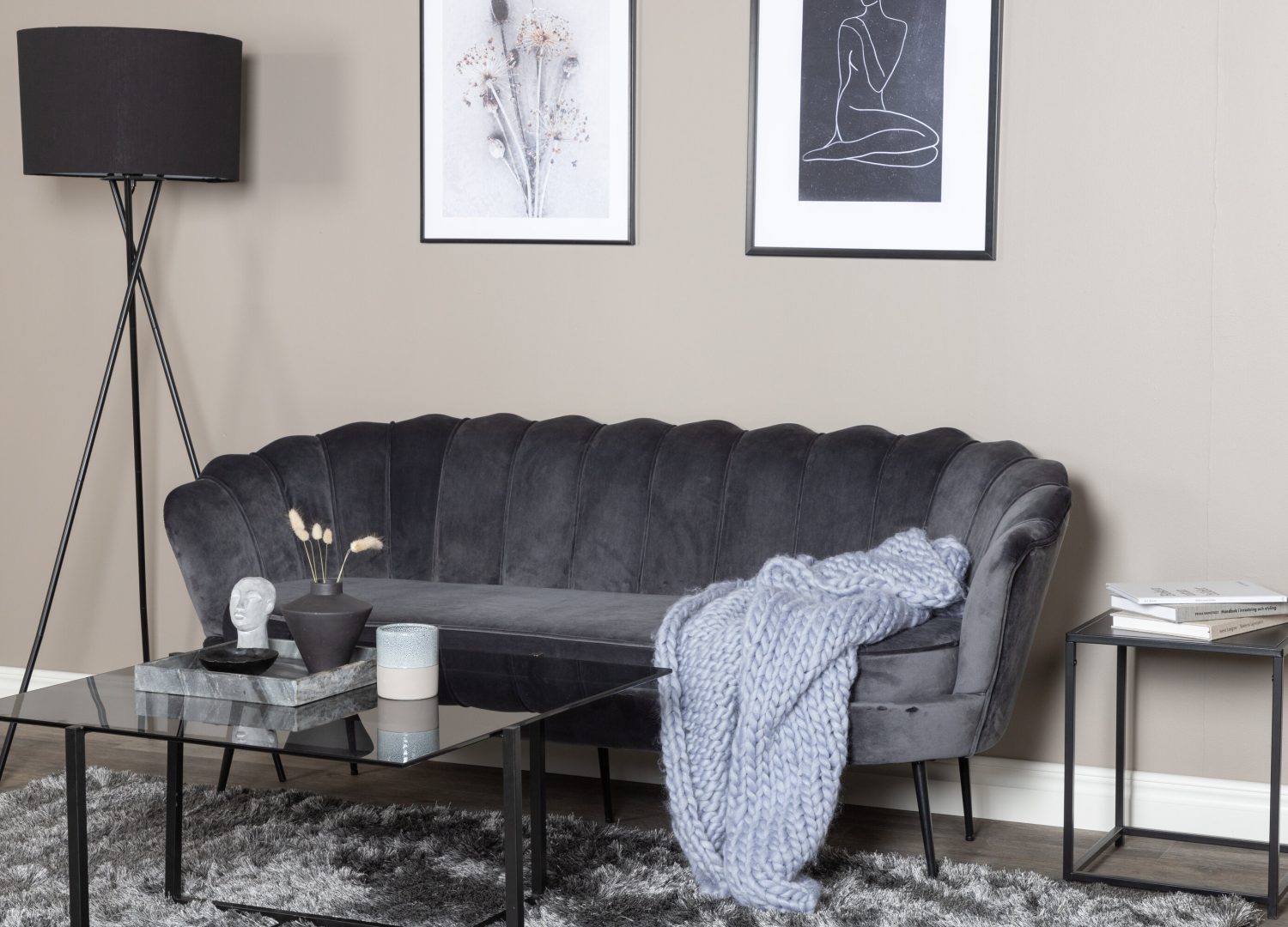 Canapé 3 places Calais velours gris foncé 180 cm présenté dans une ambiance de salon