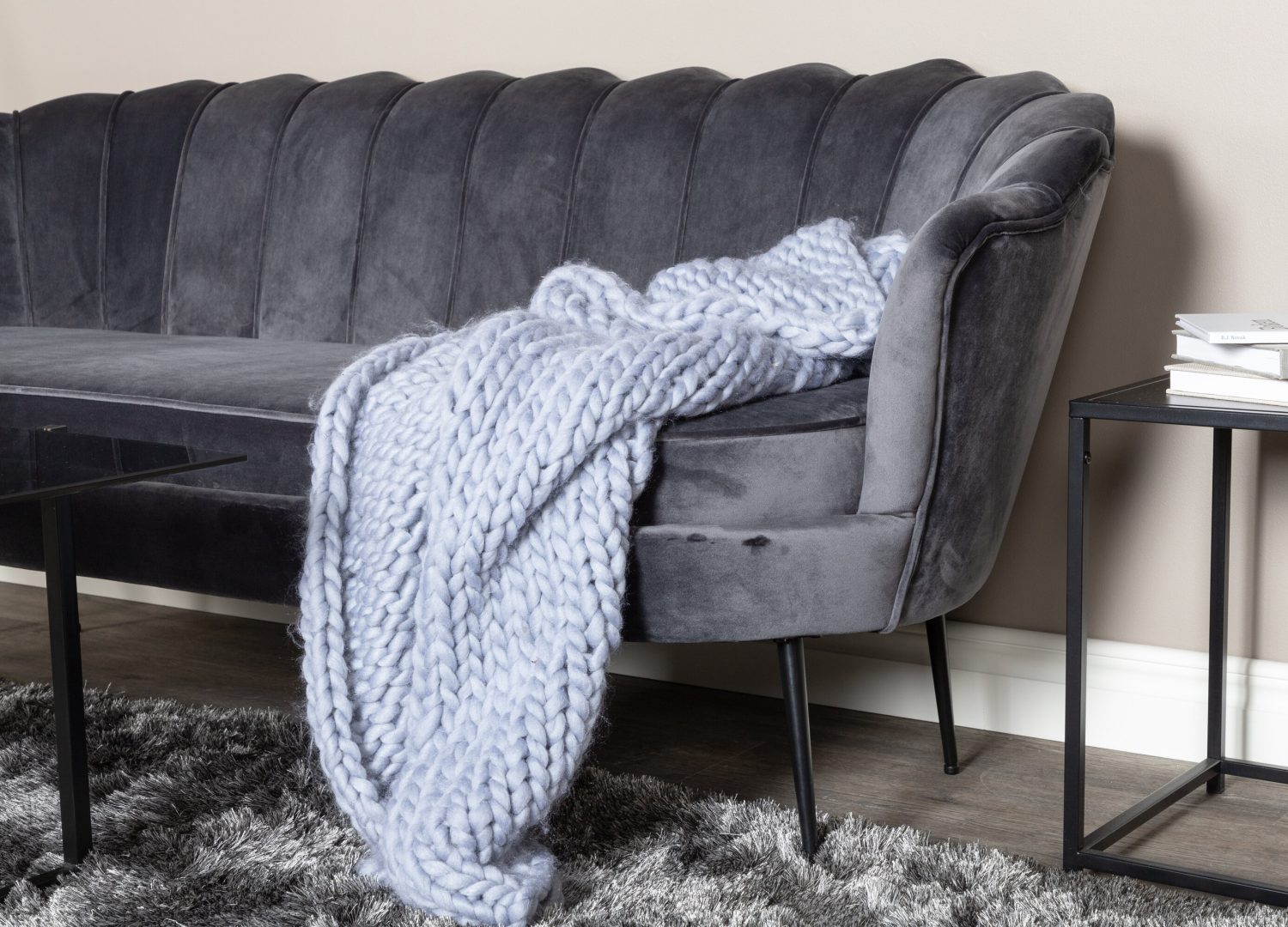 Canapé 3 places Calais velours gris foncé 180 cm présenté dans une ambiance de salon