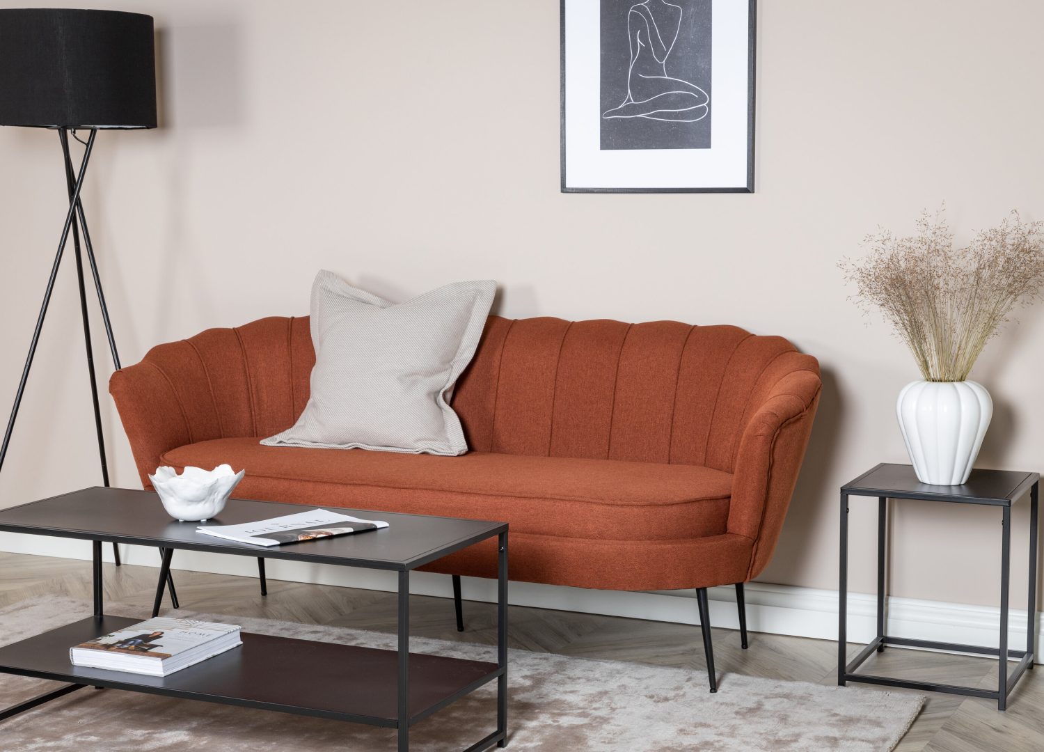 Canapé 3 places Calais tissu rouge 180 cm présenté dans une ambiance de salon