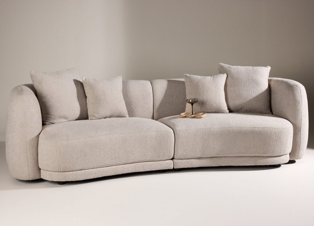 Canapé 3 places Cielo tissu bouclette beige 268 cm mis en scène dans un salon