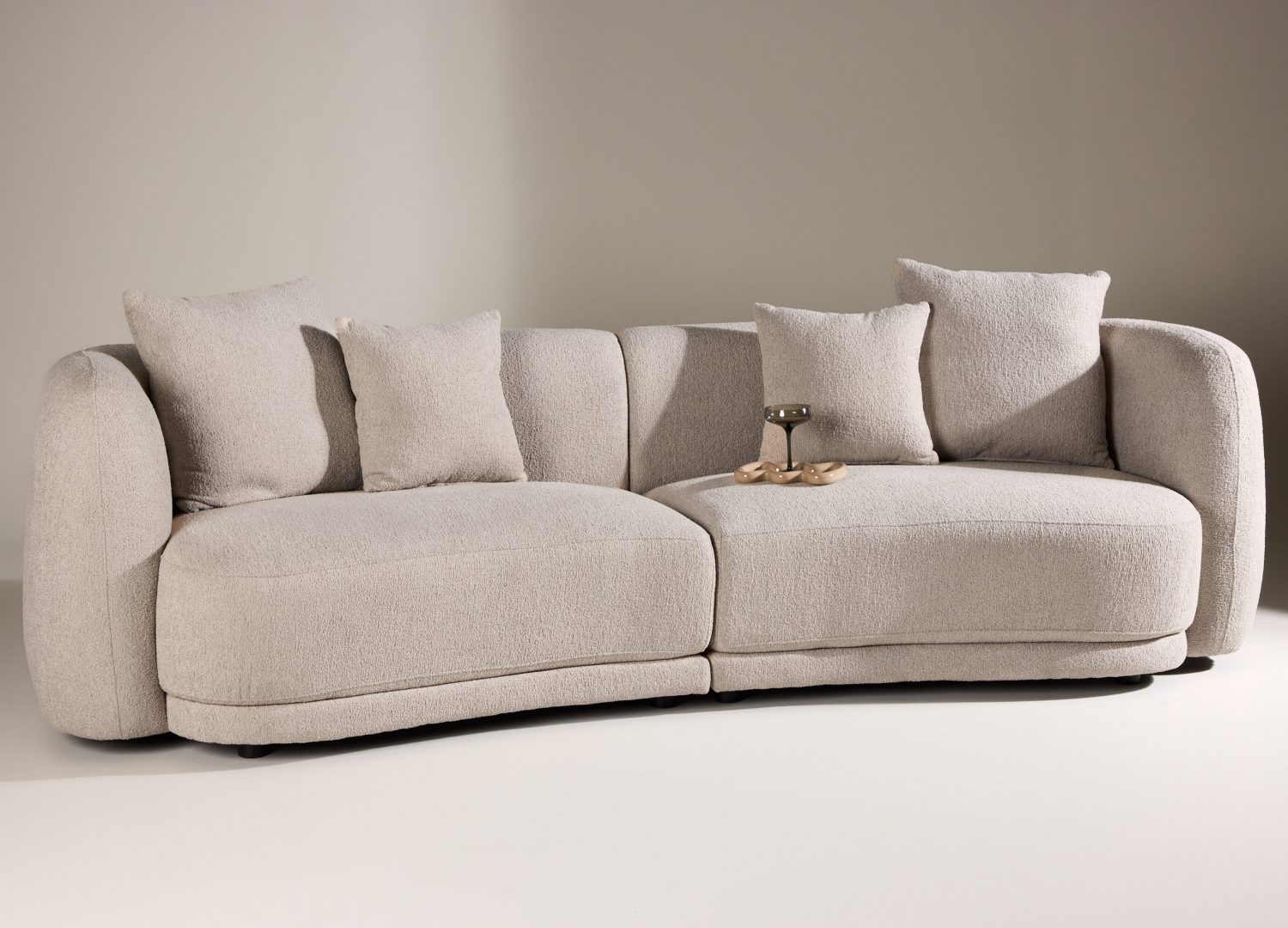 Canapé 3 places Cielo tissu bouclette beige 268 cm mis en scène dans un salon
