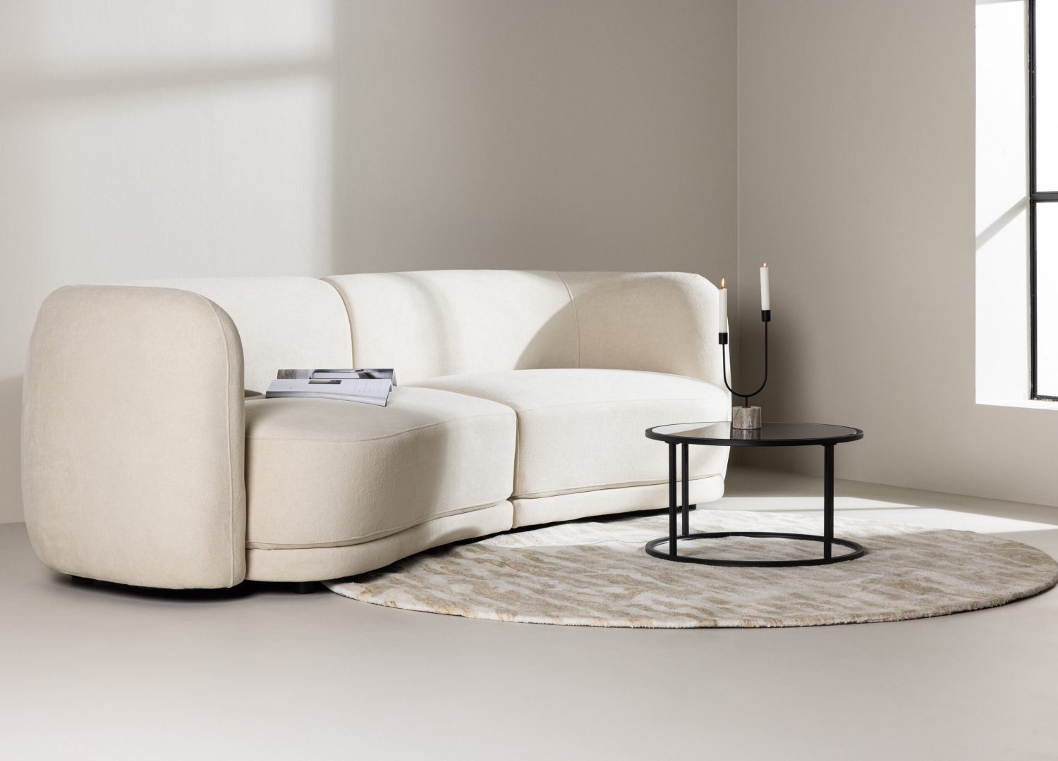Canapé 3 places Cielo tissu blanc 268 cm mis en scène dans un salon