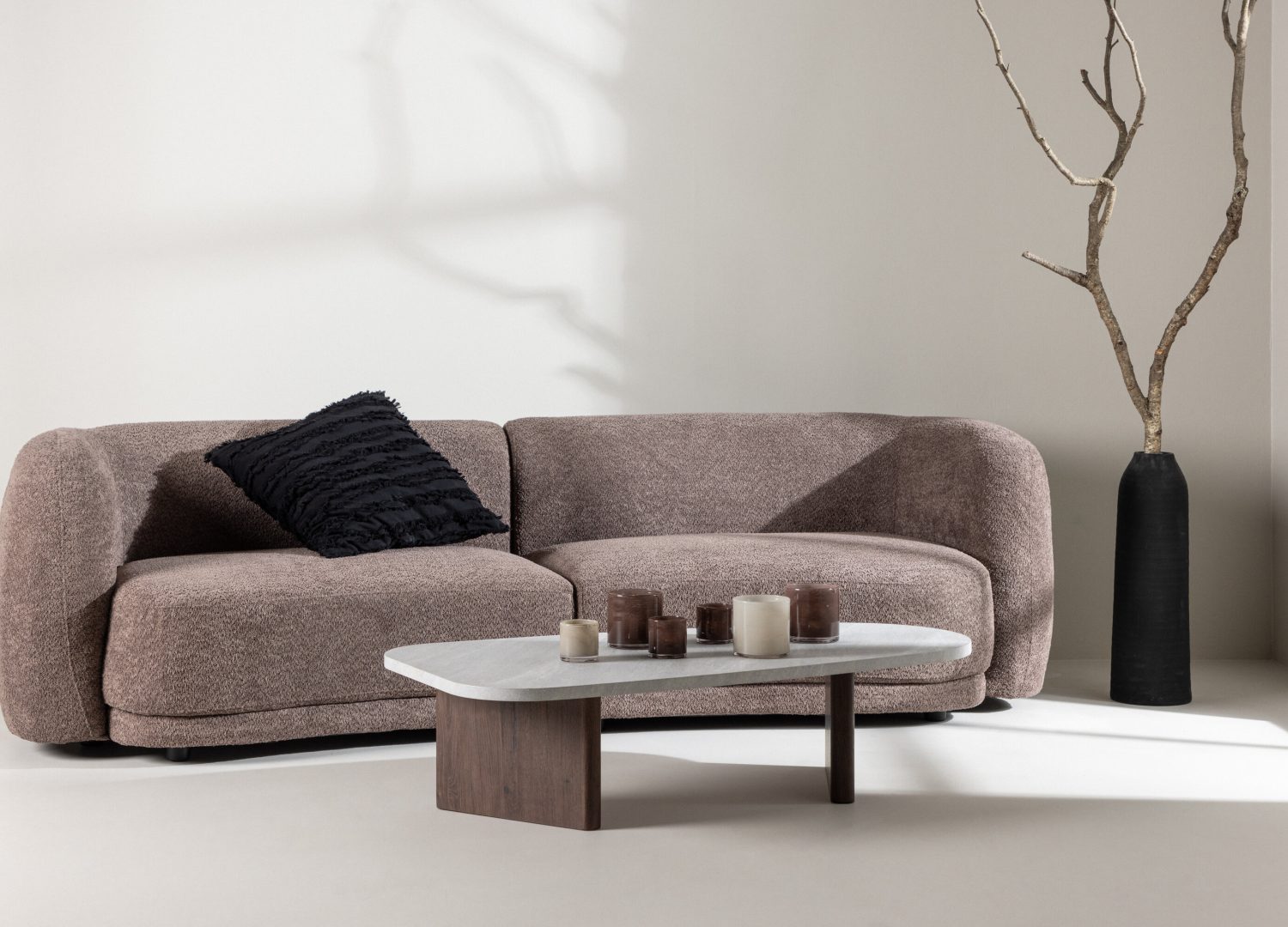 Canapé 3 places Cielo tissu bouclette marron 268 cm mis en scène dans un salon