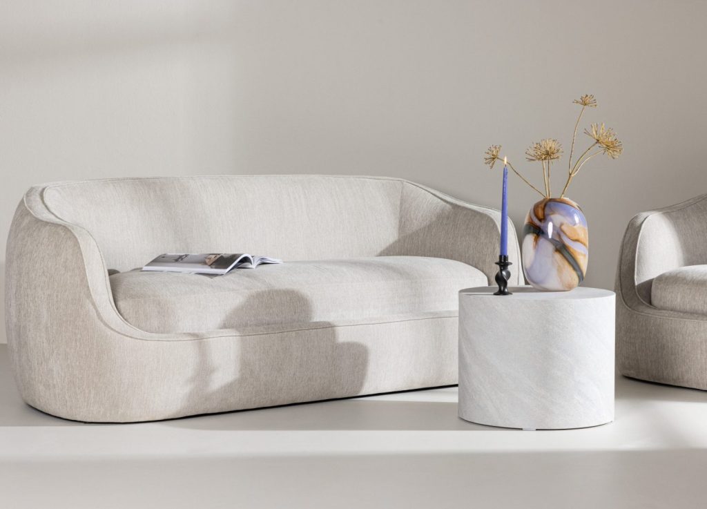 Canapé 3 places Elio tissu gris clair 196 cm mis en scène dans un salon