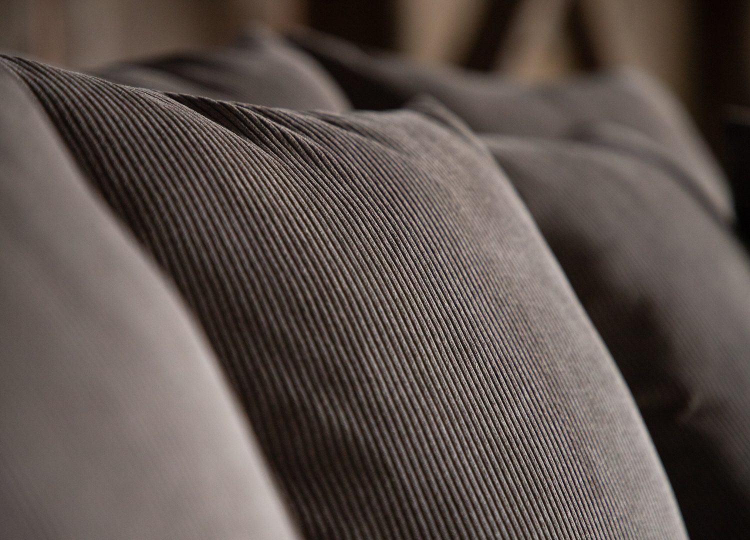 Canapé 3 places Gillholmen tissu marron 232 cm mis en scène dans un salon