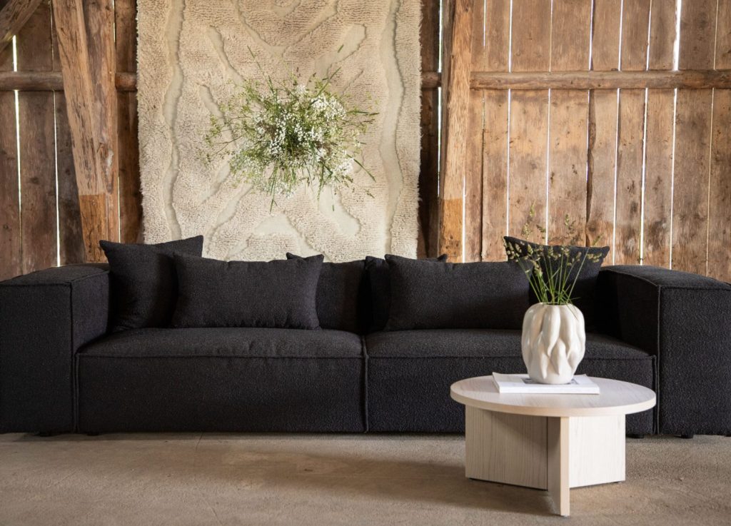Canapé 3 places Gillholmen tissu noir 284 cm mis en scène dans un salon