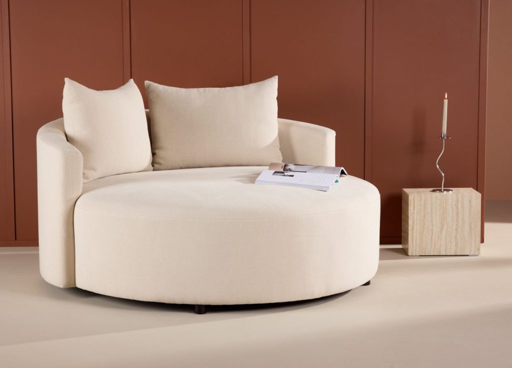 Canapé 3 places Kelso tissu effet lin beige Ø 150 cm mis en scène dans un salon