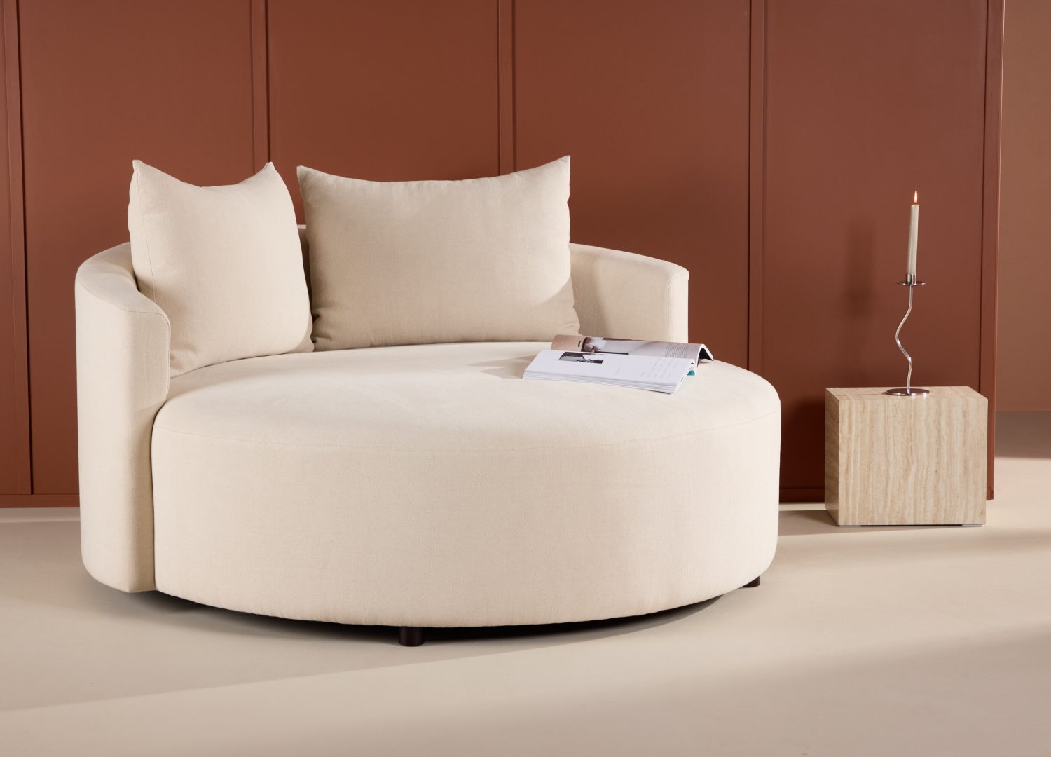 Canapé 3 places Kelso tissu effet lin beige Ø 150 cm mis en scène dans un salon