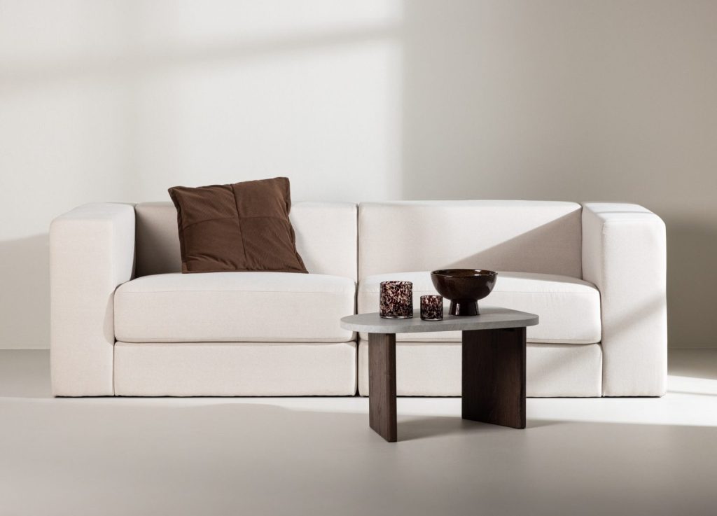 Canapé 3 places Lumi tissu effet lin blanc 238 cm mis en scène dans un salon