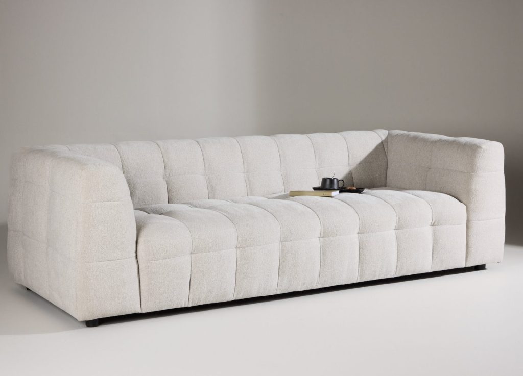 Canapé 3 places Malou tissu beige 238 cm mis en scène dans un salon