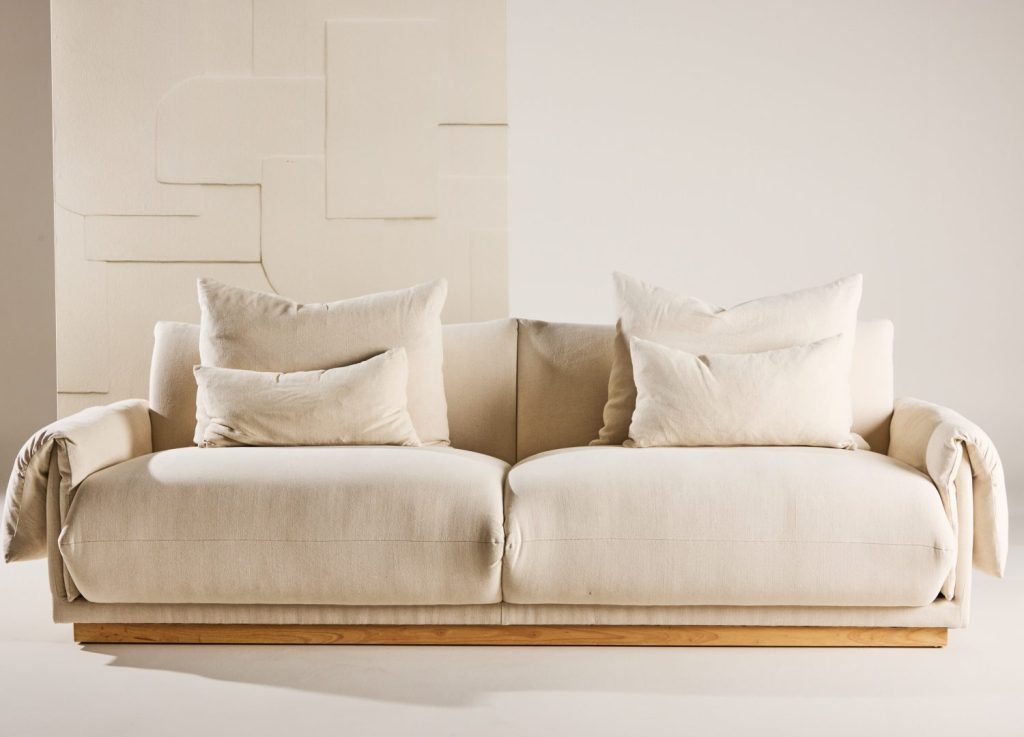 Canapé 3 places Mollösund tissu effet lin beige 237 cm mis en scène dans un salon