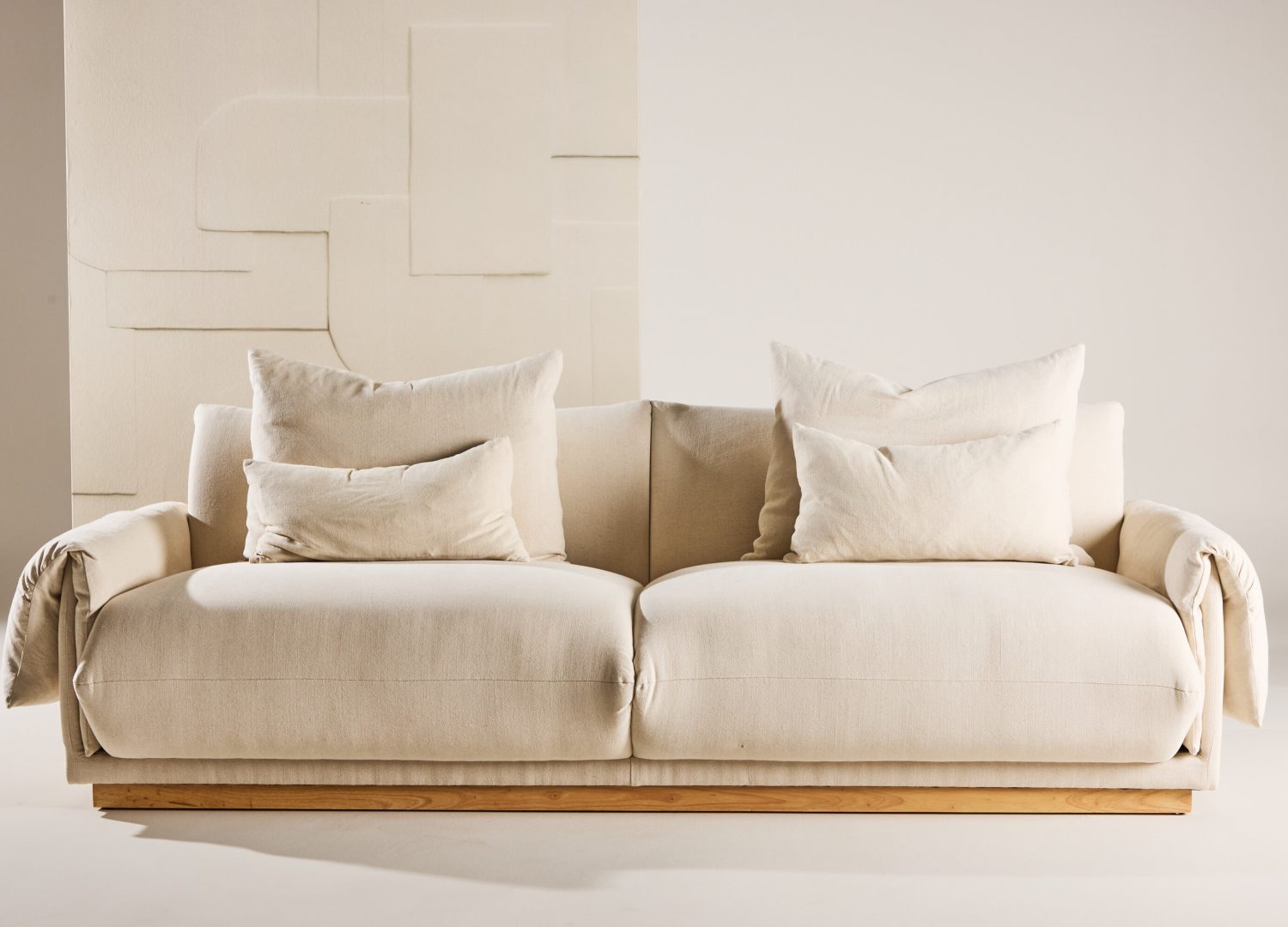 Canapé 3 places Mollösund tissu effet lin beige 237 cm mis en scène dans un salon