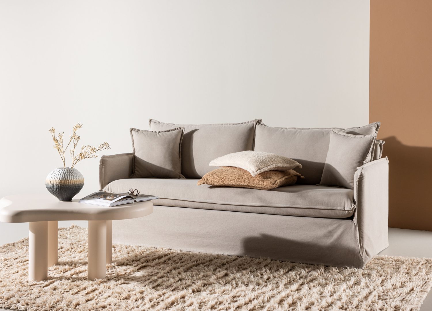 Canapé 3 places Nova tissu effet lin marron 200 cm mis en scène dans un salon