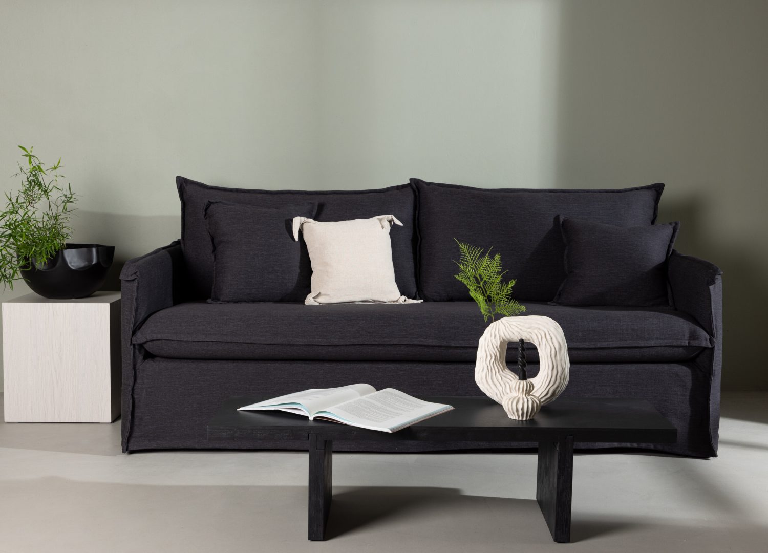 Canapé 3 places Nova tissu effet lin noir 200 cm mis en scène dans un salon