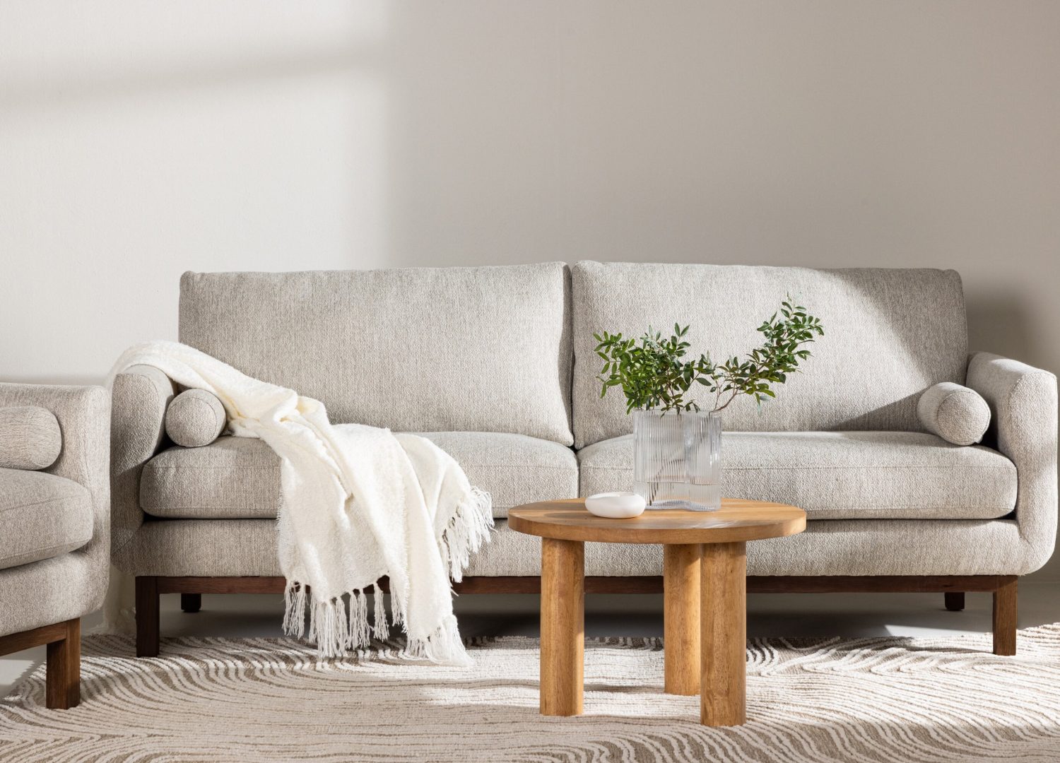 Canapé 3 places Olympos tissu beige 214 cm mis en scène dans un salon