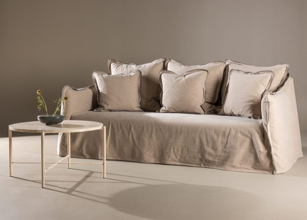 Canapé 3 places Oskarshamn coton marron 210 cm mis en scène dans un salon