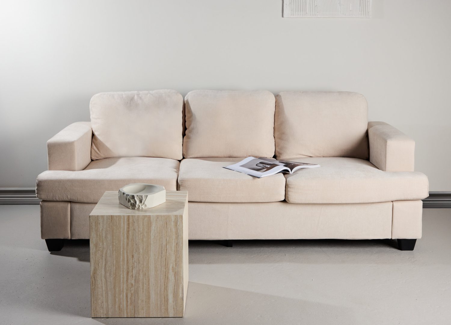 Canapé 3 places Sani tissu chenille grège 214 cm mis en scène dans un salon