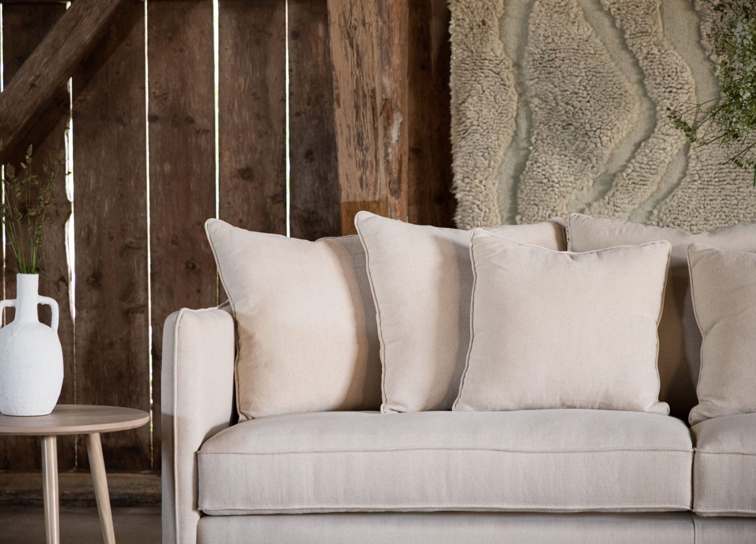 Canapé 3 places Segelskären tissu effet lin beige 240 cm mis en scène dans un salon