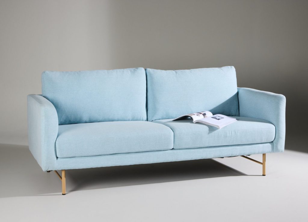 Canapé 3 places Sky tissu bleu 198 cm mis en scène dans un salon