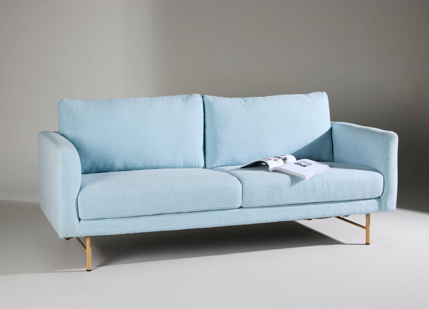 Canapé 3 places Sky tissu bleu 198 cm mis en scène dans un salon