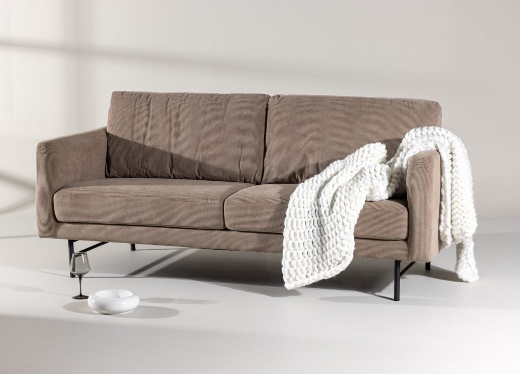 Canapé 3 places Sky tissu marron 198 cm mis en scène dans un salon